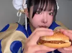 日本春麗Coser體驗油淋雞漢堡 麥當勞與快打旋風合作期間限定套餐，一口咬下就是爽