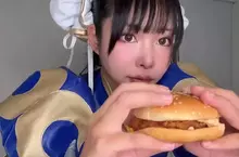日本春麗Coser體驗油淋雞漢堡 麥當勞與快打旋風合作期間限定套餐，一口咬下就是爽