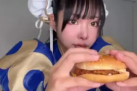 日本春麗Coser體驗油淋雞漢堡 麥當勞與快打旋風合作期間限定套餐,一口咬下就是爽 日本春麗Coser體驗油淋雞漢堡 麥當勞與快打旋風合作期間限定套餐,一口咬下就是爽