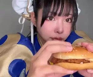日本春麗Coser體驗油淋雞漢堡 麥當勞與快打旋風合作期間限定套餐，一口咬下就是爽
