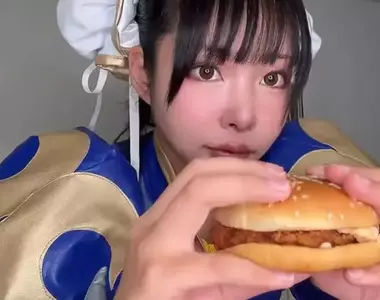 日本春麗Coser體驗油淋雞漢堡 麥當勞與快打旋風合作期間限定套餐,一口咬下就是爽