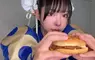 日本春麗Coser體驗油淋雞漢堡 麥當勞與快打旋風合作期間限定套餐，一口咬下就是爽
