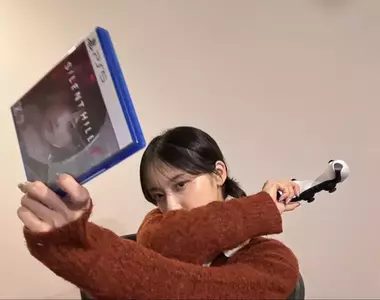 《沉默之丘f》飾演深水雛子的加藤小夏開直播玩遊戲,直播沒帶著鐵管壯膽...要確耶?