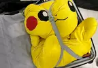 網友分享自己行李箱內的皮卡丘玩偶 沒它就會睡不著所以旅行一定都會帶著(綁) 網友分享自己行李箱內的皮卡丘玩偶 沒它就會睡不著所以旅行一定都會帶著(綁)