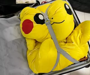 網友分享自己行李箱內的皮卡丘玩偶 沒它就會睡不著所以旅行一定都會帶著(綁)