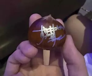 《簽名栗子》粉絲參加演唱會拿到奇葩紀念品 急徵不會腐敗的保存法