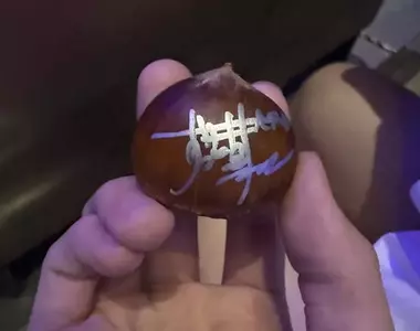 《簽名栗子》粉絲參加演唱會拿到奇葩紀念品 急徵不會腐敗的保存法