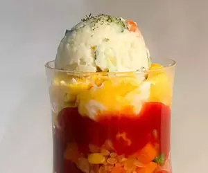 網友分享自己的料理特殊技 將蛋包飯弄成奶油蘇打的樣子，這樣子就可以到咖啡店上班了吧(誤)