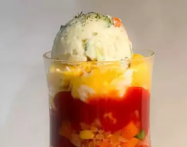 網友分享自己的料理特殊技 將蛋包飯弄成奶油蘇打的樣子，這樣子就可以到咖啡店上班了吧(誤)