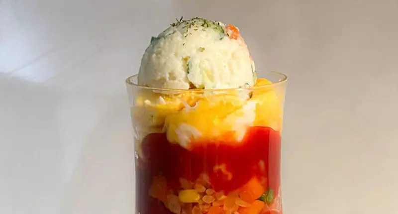 網友分享自己的料理特殊技 將蛋包飯弄成奶油蘇打的樣子，這樣子就可以到咖啡店上班了吧(誤)