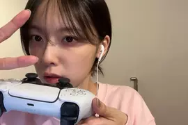 《沉默之丘f》飾演深水雛子的加藤小夏開直播玩遊戲，這次終於帶了鐵管壯膽，就問怪物怕不怕！？
