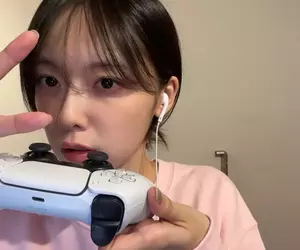 《沉默之丘f》飾演深水雛子的加藤小夏開直播玩遊戲，這次終於帶了鐵管壯膽，就問怪物怕不怕！？