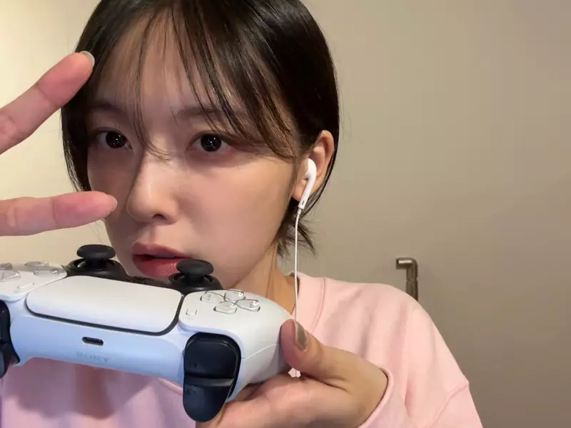 《沉默之丘f》飾演深水雛子的加藤小夏開直播玩遊戲，這次終於帶了鐵管壯膽，就問怪物怕不怕！？