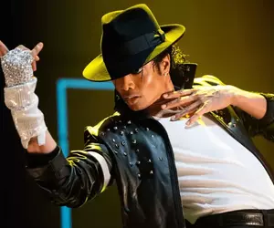 親姪子演出《麥可傑克森》傳記電影預告曝光 高度還原「流行樂之王」傳奇舞姿