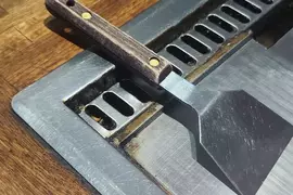 《廣島御好燒》小鏟子擺在鐵板上其實超危險？店家示範正確用法與吃法