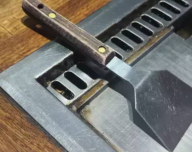 《廣島御好燒》小鏟子擺在鐵板上其實超危險？店家示範正確用法與吃法