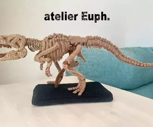 用毛線編織出來的《暴龍骨骼標本玩偶》這確定不是博物館的展品嗎？