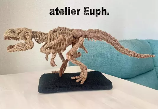 用毛線編織出來的《暴龍骨骼標本玩偶》這確定不是博物館的展品嗎？