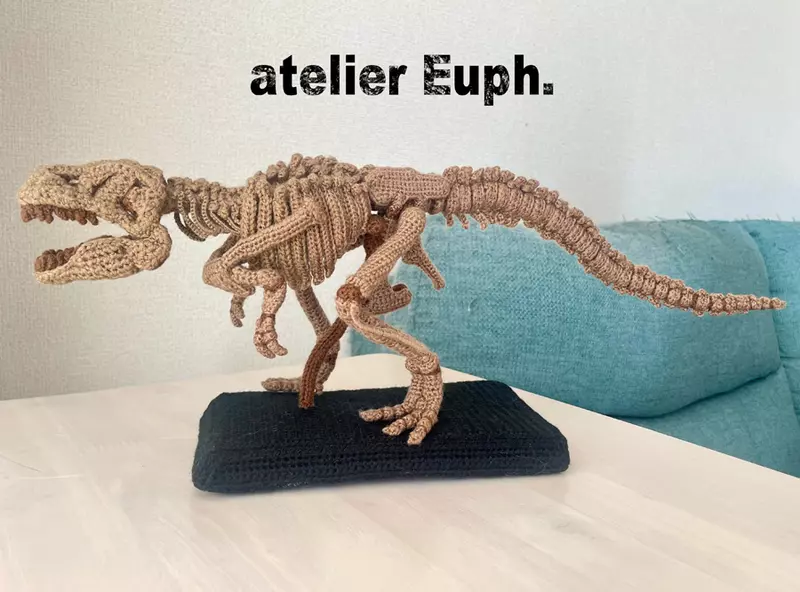 用毛線編織出來的《暴龍骨骼標本玩偶》這確定不是博物館的展品嗎？