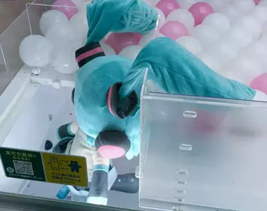 《初音未來玩偶》她的雙馬尾超容易卡洞口？日本夾娃娃機玩家分享各式案例