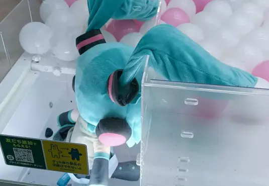 《初音未來玩偶》她的雙馬尾超容易卡洞口？日本夾娃娃機玩家分享各式案例