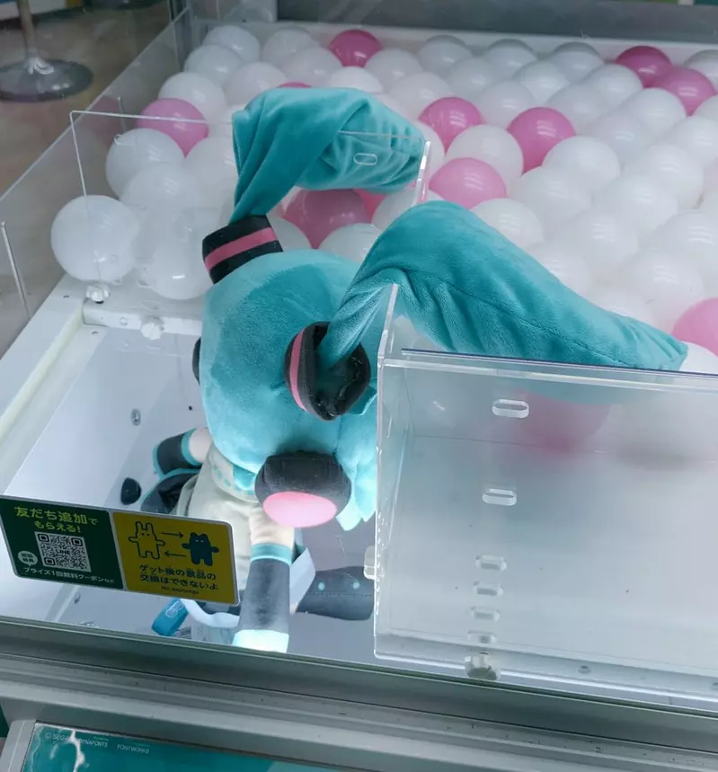 《初音未來玩偶》她的雙馬尾超容易卡洞口？日本夾娃娃機玩家分享各式案例