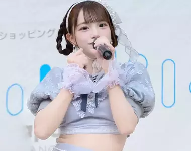 《在意腰間肉的偶像》側腹出現皺褶讓她傻眼了 求網友幫修圖引爆惡搞熱潮