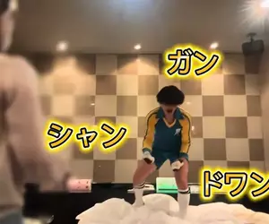 因為看了《閃電十一人》突然很想踢足球 所以約了「爸爸活」妹子去情趣旅館玩了一整晚...的足球