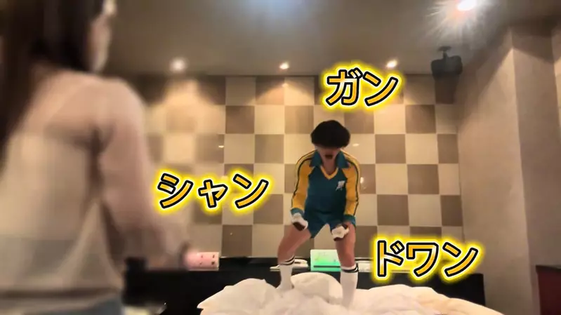 因為看了《閃電十一人》突然很想踢足球 所以約了「爸爸活」妹子去情趣旅館玩了一整晚...的足球