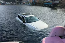 《奇葩觀光景點》VOLVO停車停到湖裡面 日本網友朝聖頭文字D順便湊熱鬧