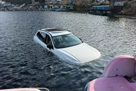 《奇葩觀光景點》VOLVO停車停到湖裡面 日本網友朝聖頭文字D順便湊熱鬧