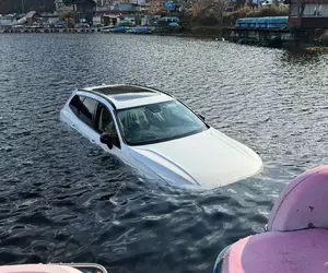《奇葩觀光景點》VOLVO停車停到湖裡面 日本網友朝聖頭文字D順便湊熱鬧
