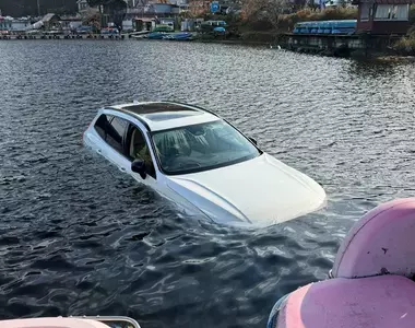 《奇葩觀光景點》VOLVO停車停到湖裡面 日本網友朝聖頭文字D順便湊熱鬧