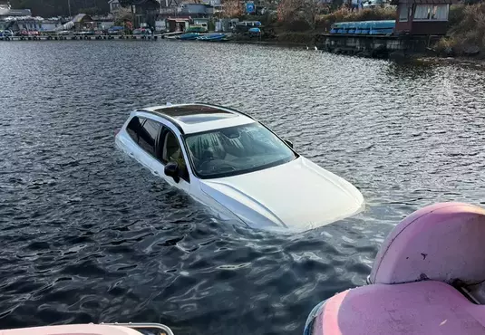 《奇葩觀光景點》VOLVO停車停到湖裡面 日本網友朝聖頭文字D順便湊熱鬧