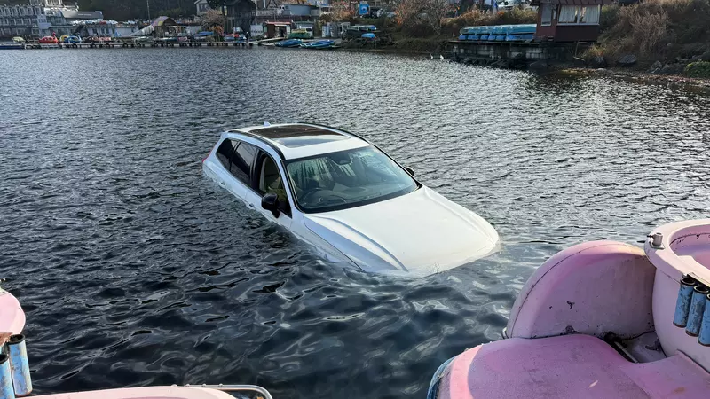 《奇葩觀光景點》VOLVO停車停到湖裡面 日本網友朝聖頭文字D順便湊熱鬧