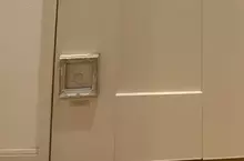 四年前孩子頭很鐵撞壞了廁所門 修繕太貴結果老爸裱框反而起到了神奇效果