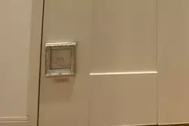 四年前孩子撞壞了廁所門 修繕太貴結果老爸裱框反而起到了神奇效果