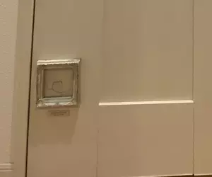 四年前孩子頭很鐵撞壞了廁所門 修繕太貴結果老爸裱框反而起到了神奇效果