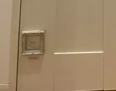 四年前孩子撞壞了廁所門 修繕太貴結果老爸裱框反而起到了神奇效果