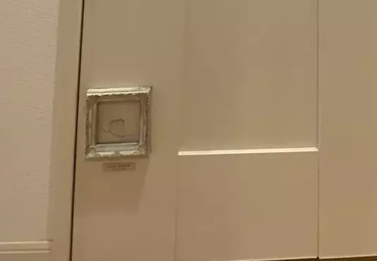 四年前孩子頭很鐵撞壞了廁所門 修繕太貴結果老爸裱框反而起到了神奇效果