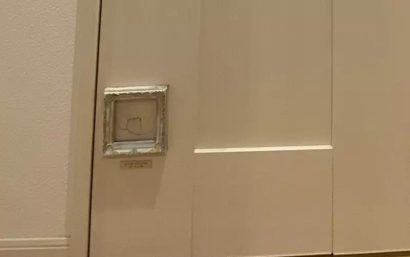 四年前孩子撞壞了廁所門 修繕太貴結果老爸裱框反而起到了神奇效果