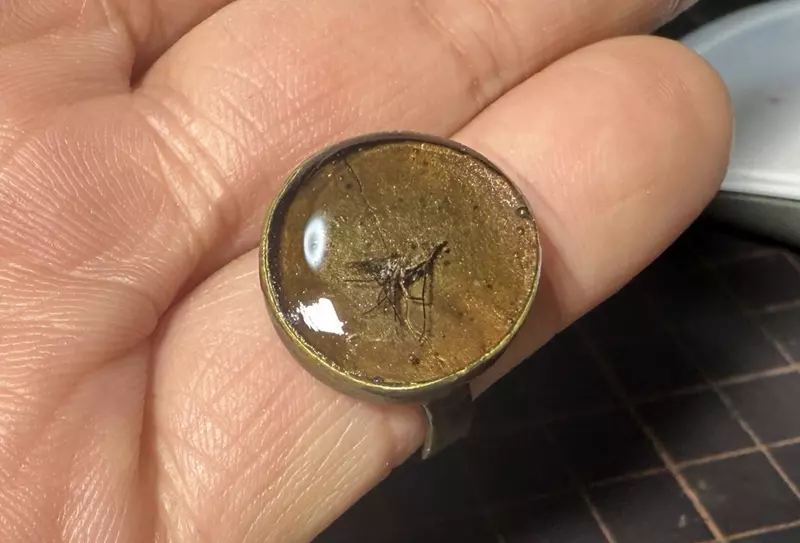 《真實版侏儸紀公園》日本模型師封存叮了自己的蚊子 將來就靠他的血復活人類了