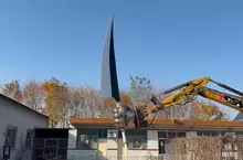 手工耿Handy Geng製作《超巨型斬魄大刀》與挖土機相互結合的巨型砍殺兵器