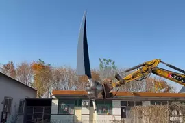 手工耿Handy Geng製作《超巨型斬魄大刀》與挖土機相互結合的巨型砍殺兵器