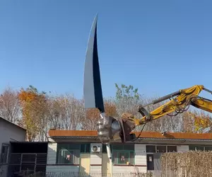 手工耿Handy Geng製作《超巨型斬魄大刀》與挖土機相互結合的巨型砍殺兵器