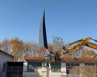 手工耿Handy Geng製作《超巨型斬魄大刀》與挖土機相互結合的巨型砍殺兵器