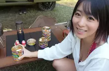 女子露營頻道《おみつ OUTDOOR ちゃんねる》更新中，以為冬天就不會穿泳裝了嗎？錯~衣服該怎麼穿就怎麼穿