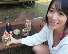 女子露營頻道《おみつ OUTDOOR ちゃんねる》更新中，以為冬天就不會穿泳裝了嗎？錯~衣服該怎麼穿就怎麼穿