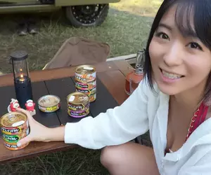 女子露營頻道《おみつ OUTDOOR ちゃんねる》更新中，以為冬天就不會穿泳裝了嗎？錯~衣服該怎麼穿就怎麼穿