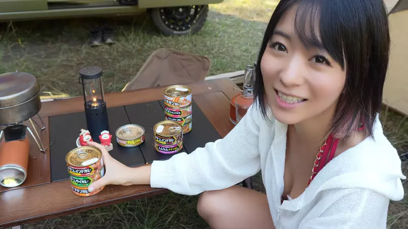 女子露營頻道《おみつ OUTDOOR ちゃんねる》更新中，以為冬天就不會穿泳裝了嗎？錯~衣服該怎麼穿就怎麼穿